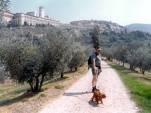 Luboš a psi s Assisi v pozadí